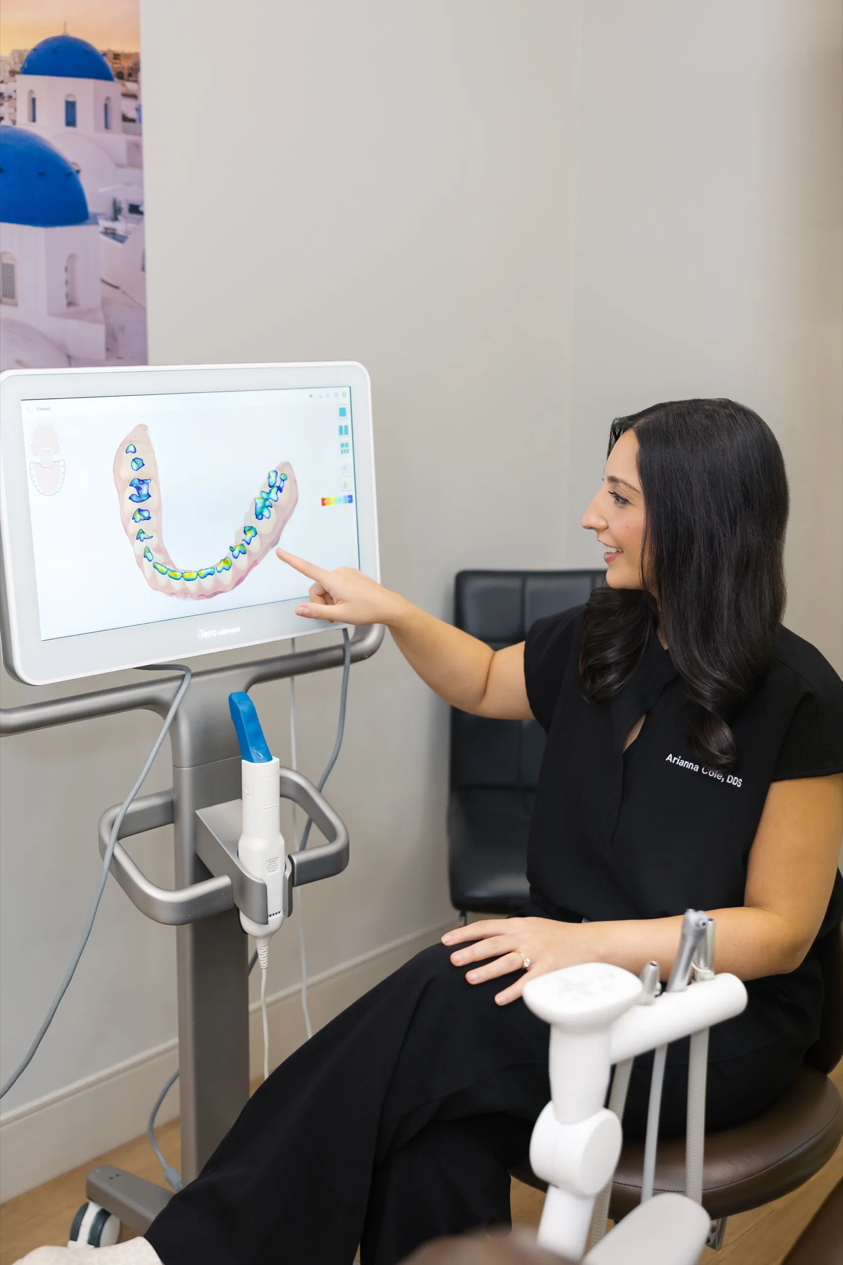 Dr. Arianna Cole reviewing an intraoral scan at Elite Dental.